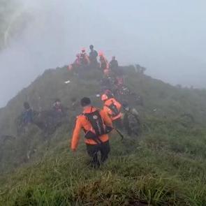 Endonezya'da 11 kişiyi taşıyan u&ccedil;ak sırra kadem basmıştı...Enkazı bulundu!