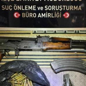 Evde yok yok! 4 kişi tutuklandı: Kalaşnikof piyade t&uuml;feği, el bombası...
