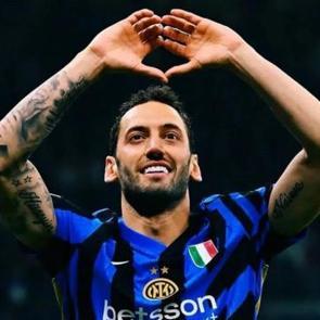 Galatasaray g&ouml;r&uuml;şme ger&ccedil;ekleştirecekti! Hakan &Ccedil;alhanoğlu transferinde r&uuml;zgar tersine d&ouml;nd&uuml;