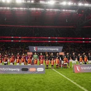 Galatasaraylı taraftarlar ayaklandı! Ma&ccedil; esnasında 'Y&ouml;netim istifa' sesleri