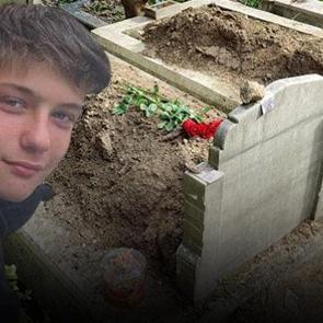 G&uuml;ng&ouml;ren'de &ouml;ld&uuml;r&uuml;len Atlas'ın kabrine kırmızı g&uuml;ller ve şeker bırakıldı