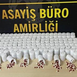 İzmir'de 8 bin adet uyuşturucu hapla yakalanan ş&uuml;pheli tutuklandı