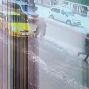 Kahraman taksici havale ge&ccedil;iren &ccedil;ocuk i&ccedil;in 1 kilometre koştu