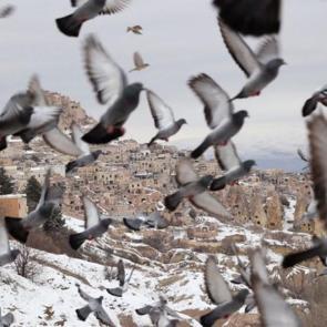 Kapadokya&rsquo;da masalsı manzara: Peribacaları beyaza b&uuml;r&uuml;nd&uuml;
