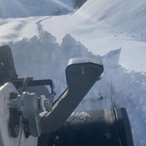 Kar kalınlığı 2 metreyi aştı, 27 k&ouml;y yolu kapalı