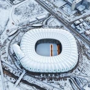 Kar yağışı etkili oldu! 43 bin kişilik stadyum beyaza b&uuml;r&uuml;nd&uuml;
