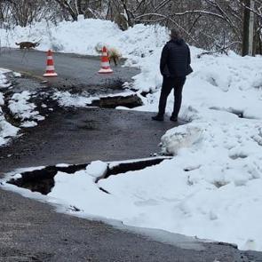 Kara yolunda korkutan heyelan: Ulaşım durdu!