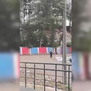 Kar yağışı altında saygı duruşunda bulunan &ouml;ğrenci: Aklıma şehitler geldi