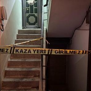Karab&uuml;k'te ş&uuml;pheli &ouml;l&uuml;m: Merdiven boşluğunda cesedi bulundu