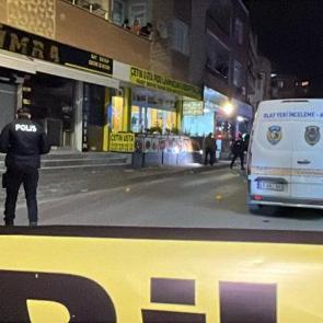 Kebap yemeye gelenlerin &uuml;zerine kurşun yağdı: 2 yaralı