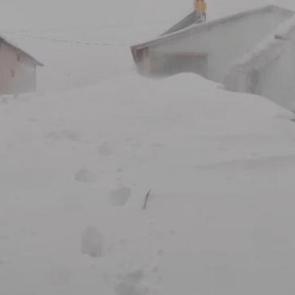 Meteoroloji uyarmıştı! Kar kalınlığı 3 metreyi buldu