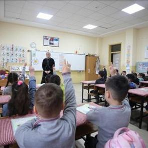 &Ouml;ğretmenlerin mazerete bağlı yer değiştirme başvuruları 14 Ocak'ta başlıyor