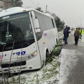 Otob&uuml;s, yol kenarındaki kazazedelere &ccedil;arptı; 1 &ouml;l&uuml;, 3 yaralı