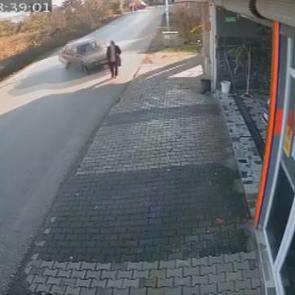 Otomobilin &ccedil;arptığı yaya metrelerce savruldu! Şans eseri kazadan sağ &ccedil;ıktı