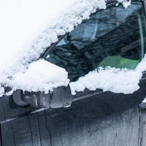 Otomobilinizin camına s&uuml;r&uuml;n! Kar ve yağmurda imdadınıza yetişecek