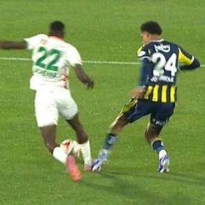 Alanya'da tartışmalı pozisyon: T&uuml;m g&ouml;zler hakeme d&ouml;nd&uuml;