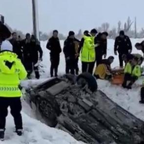 Polis aracı şarampole devrildi: 2 yaralı