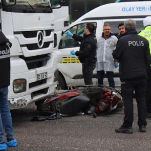 Şanlıurfa&rsquo;da TIR ile &ccedil;arpışan motosikletin s&uuml;r&uuml;c&uuml;s&uuml; &ouml;ld&uuml;