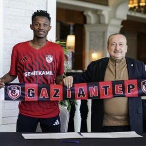 S&uuml;per Lig ekibinden bir transfer daha! 2005 doğumlu yıldız adayı imzayı attı