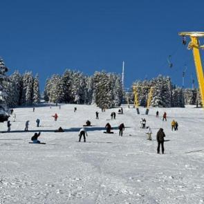 Uludağ&rsquo;da yarıyıl tatili yoğunluğu: Telesiyejlerde metrelerce kuyruk  
