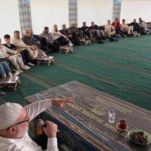 Umre&rsquo;de Mira&ccedil; Kandili sohbeti: Destici de katıldı