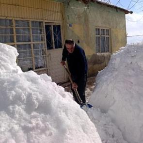 Kentte kar kalınlığı 2 metreyi aştı! K&ouml;yl&uuml;, ev yollarını a&ccedil;mak i&ccedil;in kolları sıvadı 