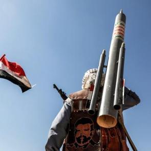 Yemen'de sıcak saatler! Ordu karargahı vuruldu: &Ouml;l&uuml; ve yaralı askerler var