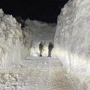 Hakkari'de &ccedil;ığ d&uuml;şen k&ouml;y yolu ulaşıma a&ccedil;ıldı: Kar kalınlığı dikkat &ccedil;ekti