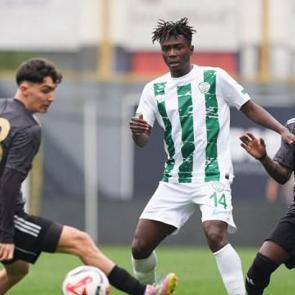 Esenler Erokspor, 3 golle kazandı! Lider Amedspor'a g&ouml;z kırptı 