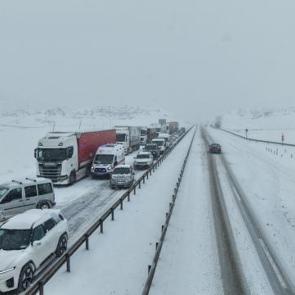 3 ili birbirine bağlayan kara yolu kapandı: Trafik kilometrelerce uzadı!