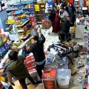 Adana'da husumetli akrabaları marketi bastı: Ortalık savaş alanına d&ouml;nd&uuml;