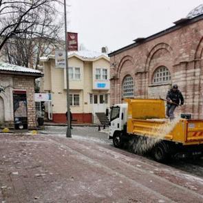 Fatih Belediyesi'nden kar mesaisi: 350 personel, 80 ara&ccedil; sahada