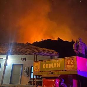 Antalya'da orman yangını! Alevler yerleşim b&ouml;lgelerine yaklaştı