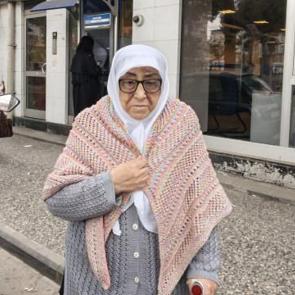 76 yaşındaki kadının emekli maaşı "D&uuml;zg&uuml;n konuşamıyorsun" diyerek &ouml;denmedi