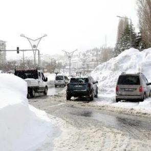 Kentte kar kalınlığı 4 metreyi aştı! Ara&ccedil;lar, trafik ışık ve levhaları yok oldu...