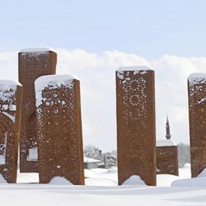 Anadolu&rsquo;nun Orhun Abideleri beyaza b&uuml;r&uuml;nd&uuml;