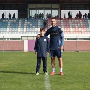 37 yaşındaki deneyimli futbolcu oğlunun takımına transfer oldu