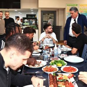 Beşiktaş'ta bir d&ouml;nemin sonu: Yıldız futbolcu İstanbul'dan ayrıldı