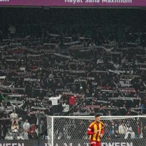 Dolmabah&ccedil;e'de 'Y&ouml;netim istifa' sesleri: Taraftarlardan transfer tepkisi