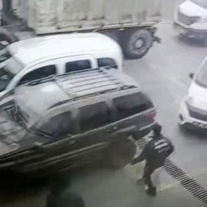 D&uuml;zce'de ara&ccedil; muayene istasyonunda araba kontrolden &ccedil;ıktı