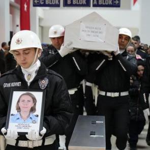 Edirne'de annesi g&ouml;zleri &ouml;n&uuml;nde &ouml;ld&uuml;r&uuml;len &ccedil;ocuğun babasına feryadı y&uuml;rek dağladı