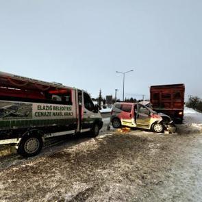 Elazığ'da feci kaza: Metal yığınına d&ouml;nen ara&ccedil;ta karı koca can verdi