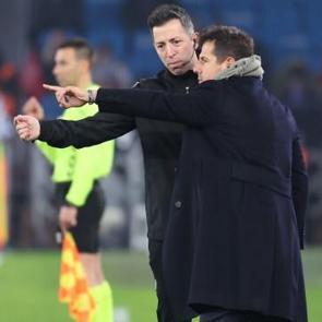 Emre Bel&ouml;zoğlu'ndan &ccedil;ok b&uuml;y&uuml;k tepki: Galatasaray forması olsa kırmızı kart &ccedil;ıkar mıydı?