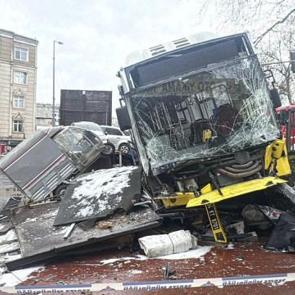 Esenler'de İETT otob&uuml;s&uuml; kaza yaptı