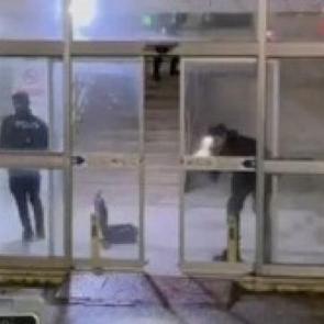 Esenyurt'ta gece yarısı dehşet: Taksiyle gelip ateş a&ccedil;tı