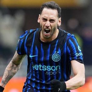 Hakan &Ccedil;alhanoğlu sezon ortasında gemileri yaktı: 'Gelmeye hazırım'