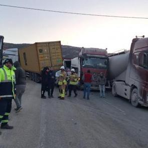 Hatay'da buzlanma faciası! 11 ara&ccedil; zincirleme kazaya karıştı: &Ccedil;ok sayıda yaralı var