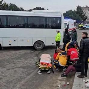 İş&ccedil;i servisleri kafa kafaya &ccedil;arpıştı: 19 yaralı