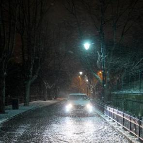 İstanbul'da kar yağışı aralıklarla s&uuml;r&uuml;yor