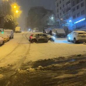 İstanbul'da yoğun kar yağışı! S&uuml;r&uuml;c&uuml;lerin zor anları